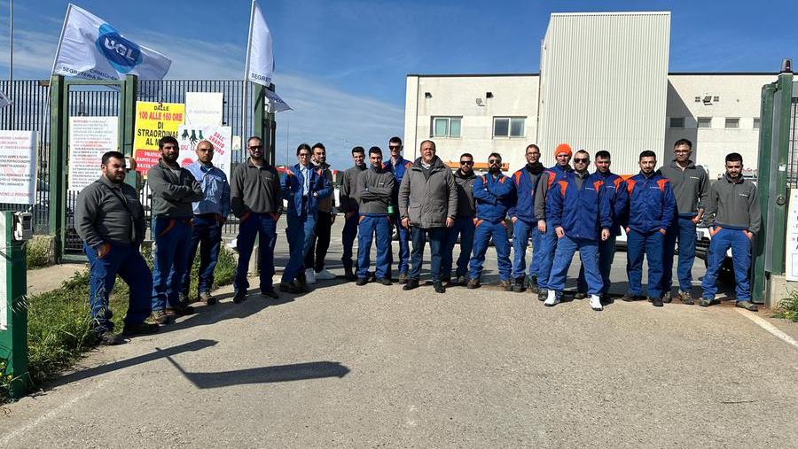 Il sit in degli operai Ugl davanti alla sede di E-Energia a Oristano