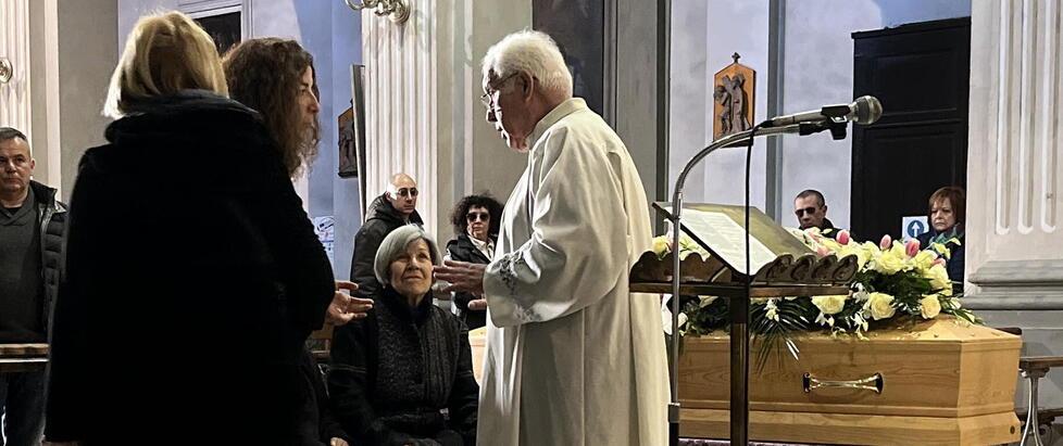 Vicopisano, dolore e commozione al funerale di Bruna morta nell'incendio insieme alla badante<br>

