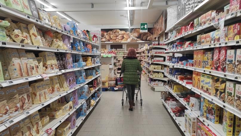 Viaggio nella giungla del caro vita: «Ecco come si vive con mille euro e i prezzi alle stelle»