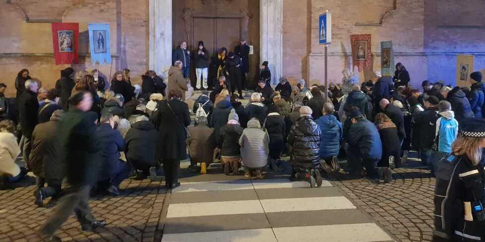 Carpi, il rosario di pentimento dei fedeli: «In ginocchio contro l’arte blasfema»<br>
