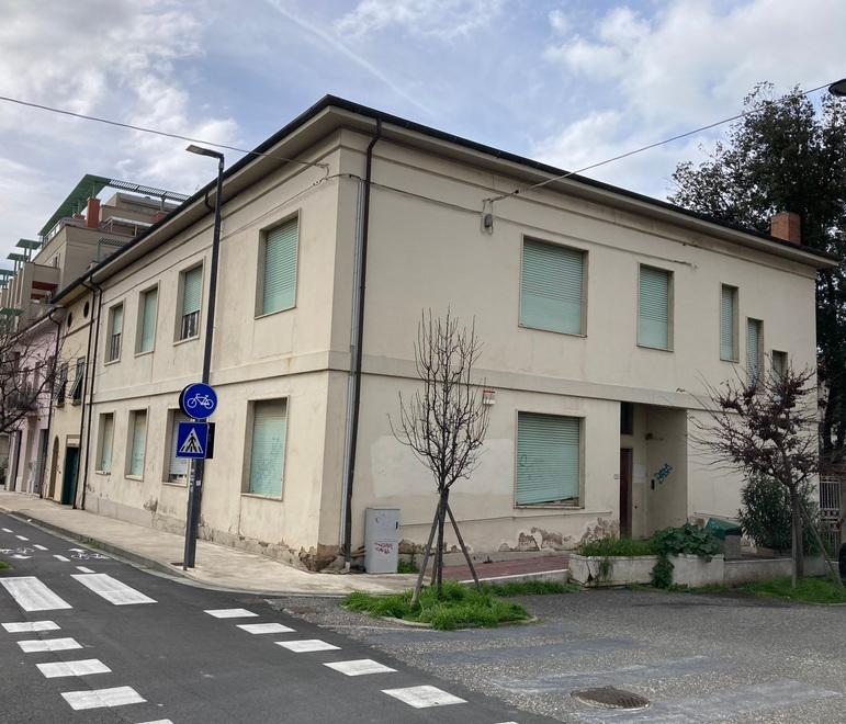 Lo stato di degrado dell’edificio ex sede dell’ufficio tecnico del Comune di Cecina (foto Michele Falorni/Silvi)
