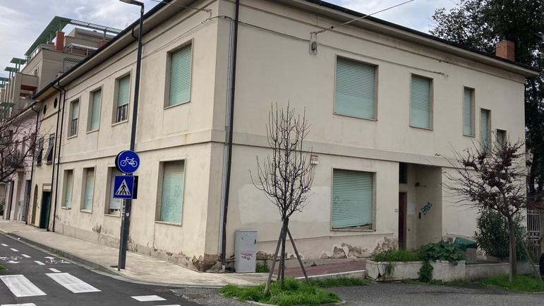 Lo stato di degrado dell’edificio ex sede dell’ufficio tecnico del Comune di Cecina (foto Michele Falorni/Silvi)