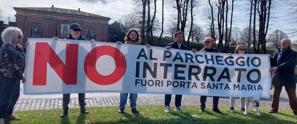Lo striscione mostrato durante la protesta