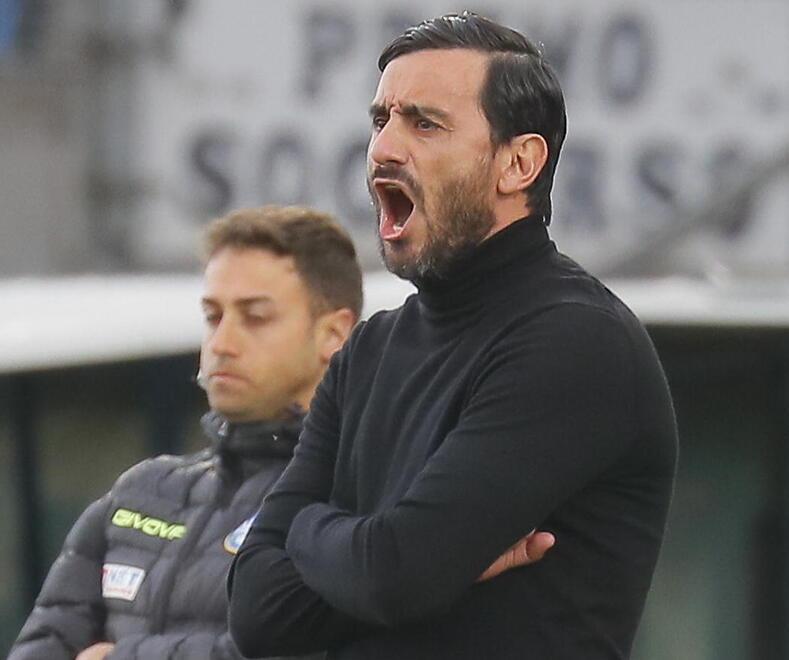 Il tecnico Alberto Aquilani mentre impartisce gli ordini ai suoi (foto Muzzi)