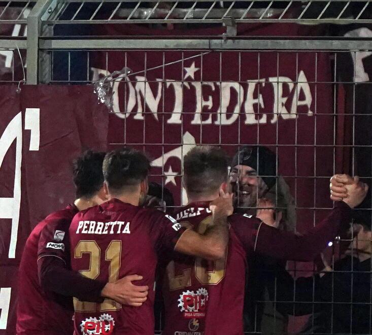 L’abbraccio tra i giocatori granata dopo il gol segnato da Delpupo (foto Silvi)