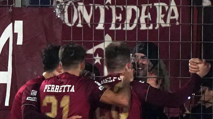 L’abbraccio tra i giocatori granata dopo il gol segnato da Delpupo (foto Silvi)