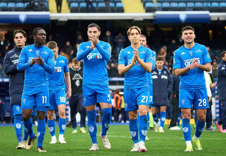 Nella foto gli azzurri di mister Nicola salutano il pubblico del Castellani al termine della partita di domenica contro il Cagliari (foto Juri Autovino)
