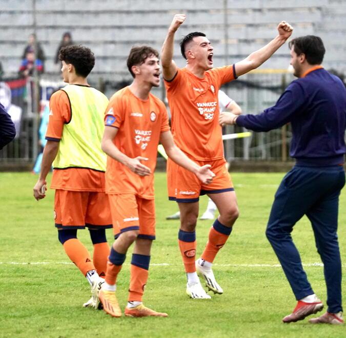 La festa dopo il gol che si rivelerà decisivo (foto Nucci)