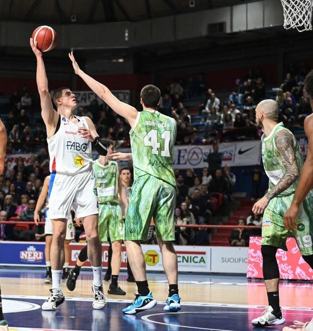 Matej Radunic, il centro croato della Fabo Herons, a canestro contro la Del Fes Avellino, partita purtroppo persa da Montecatini per un punto