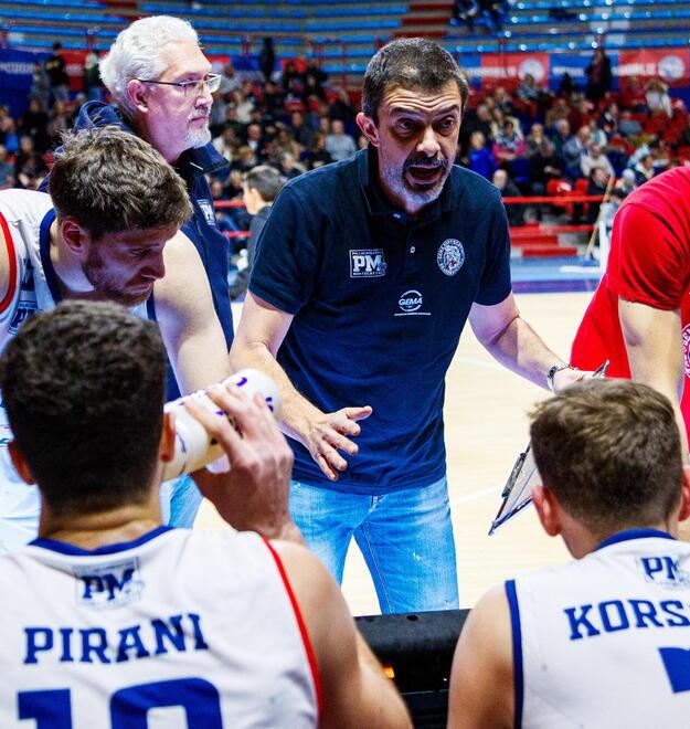 Il coach della Gema Montecatini, Marco Del Re mentre dà istruzioni ai suoi giocatori durante un time out nel corso di una partita