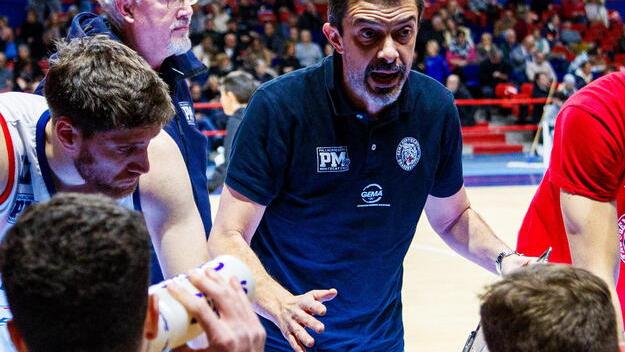 Il coach della Gema Montecatini, Marco Del Re mentre dà istruzioni ai suoi giocatori durante un time out nel corso di una partita