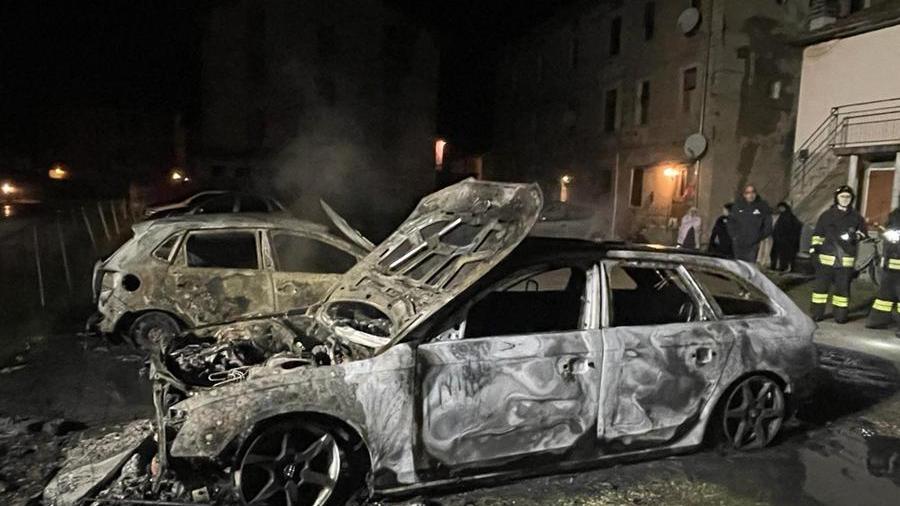 L’auto va a sbattere contro un muretto in cemento: tre feriti, uno grave