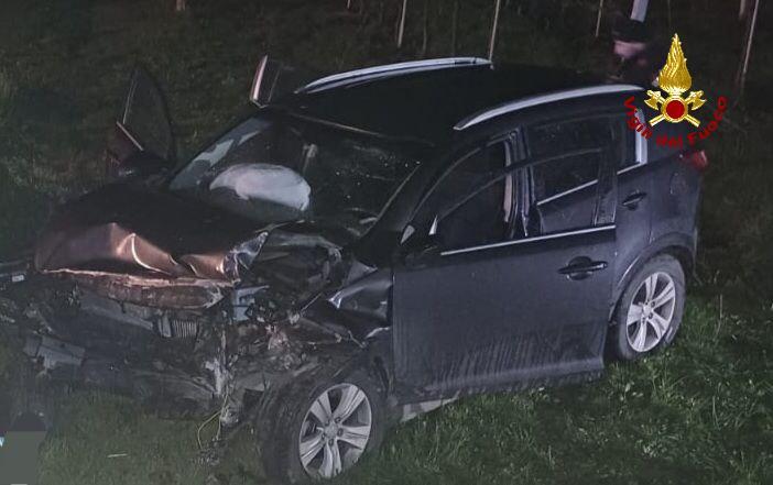 L’auto va a sbattere contro un muretto in cemento: tre feriti, uno grave