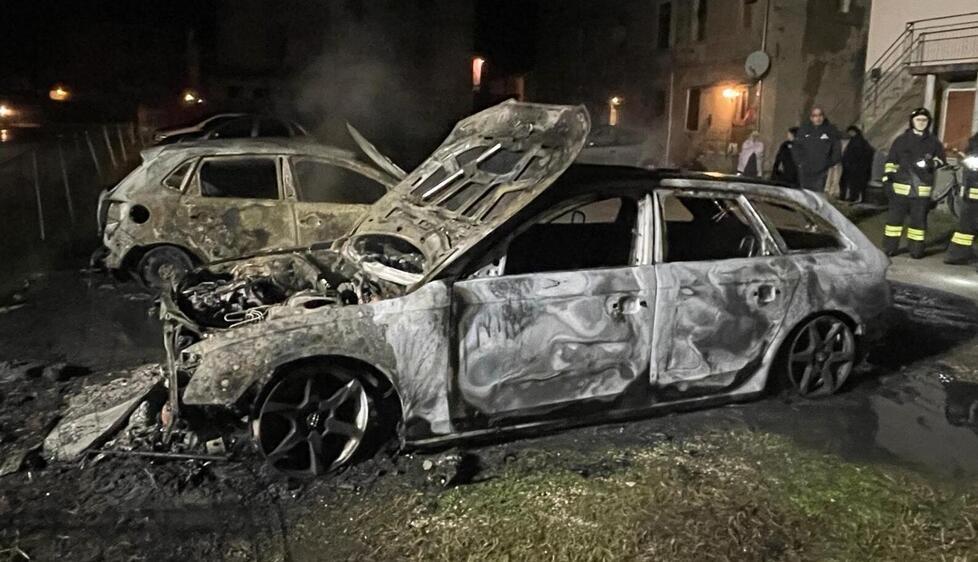Bruciano due auto in via Canolo, cinque roghi dolosi in pochi giorni
