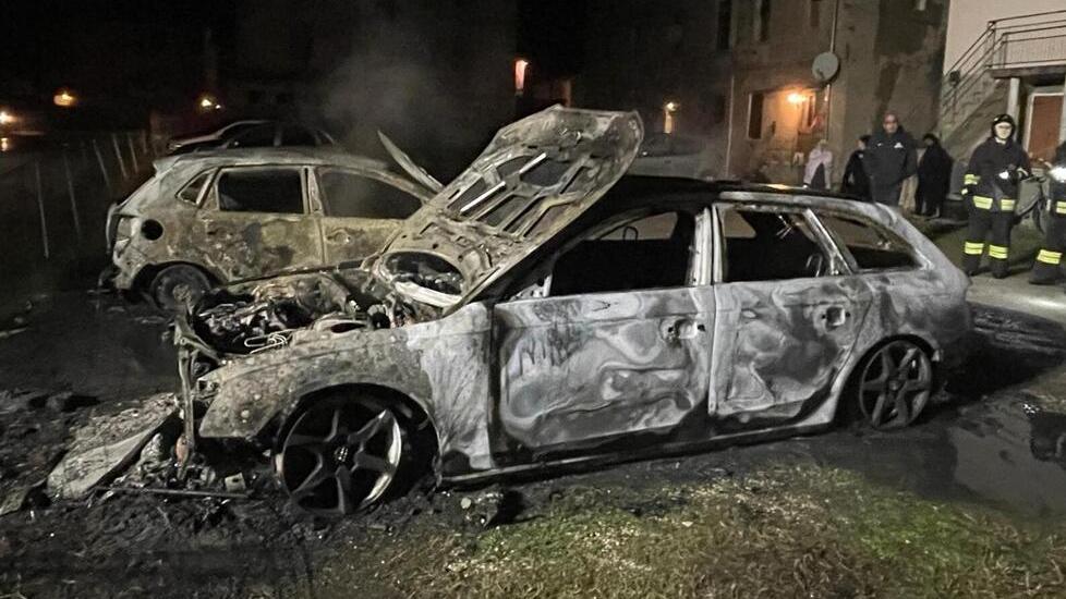 Bruciano due auto in via Canolo, cinque roghi dolosi in pochi giorni
