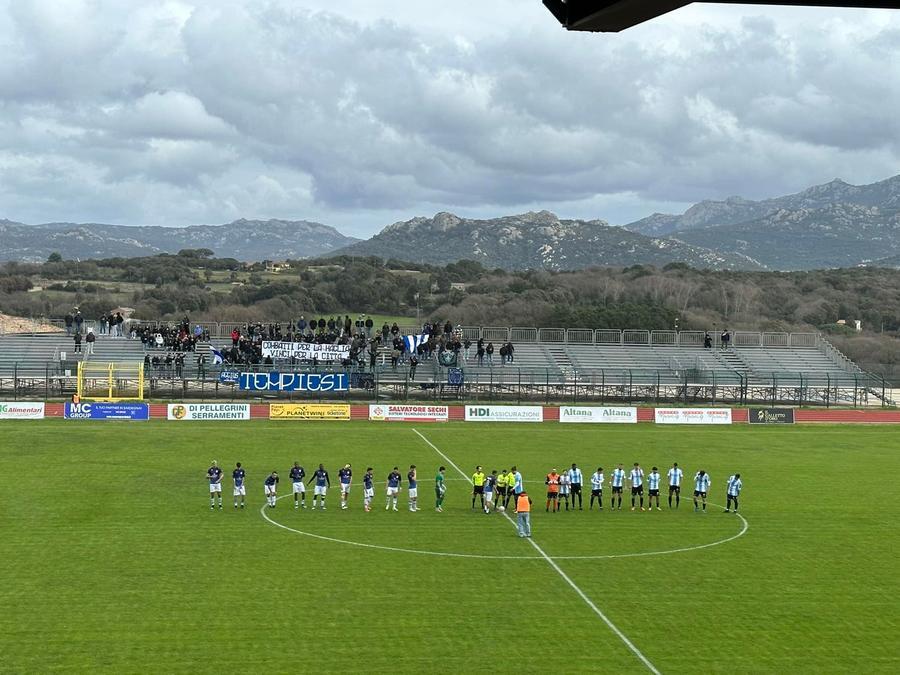 
	Le squadre di Tempio e Ilvamaddalena schierate a centrocampo

