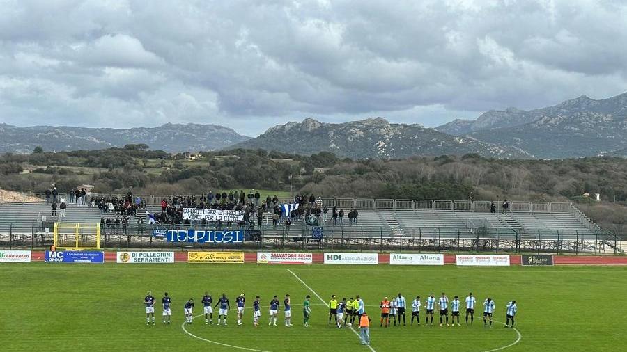 Le squadre di Tempio e Ilvamaddalena schierate a centrocampo