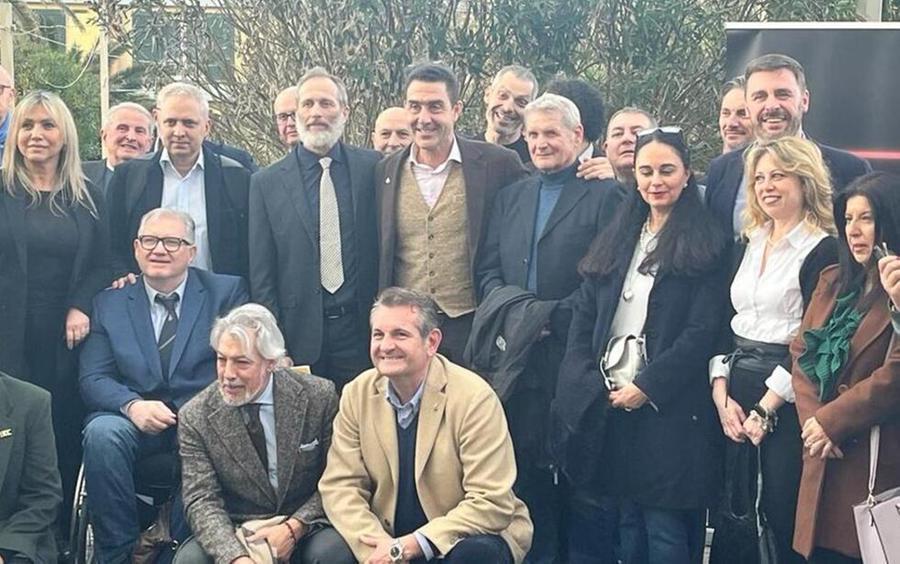 
	La foto di gruppo con i membri del comitato &ldquo;Il mondo al contrario&rdquo; nato per diffondere le idee e gli scritti del generale Roberto Vannacci (al centro)

