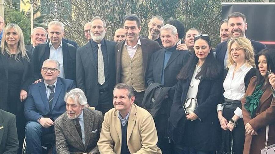 La foto di gruppo con i membri del comitato “Il mondo al contrario” nato per diffondere le idee e gli scritti del generale Roberto Vannacci (al centro)