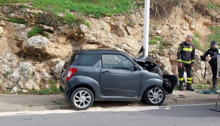 Cagliari, con la mini car sbatte sul palo della luce