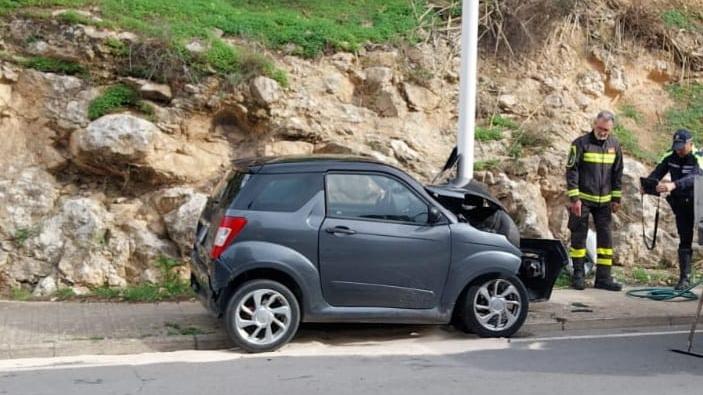 Cagliari, con la mini car sbatte sul palo della luce