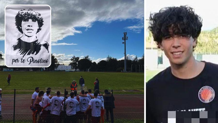
	La festa dei giocatori del Massa Valpiana e la maglia dedicata al livornese Lorenzo Filippi (a destra)

