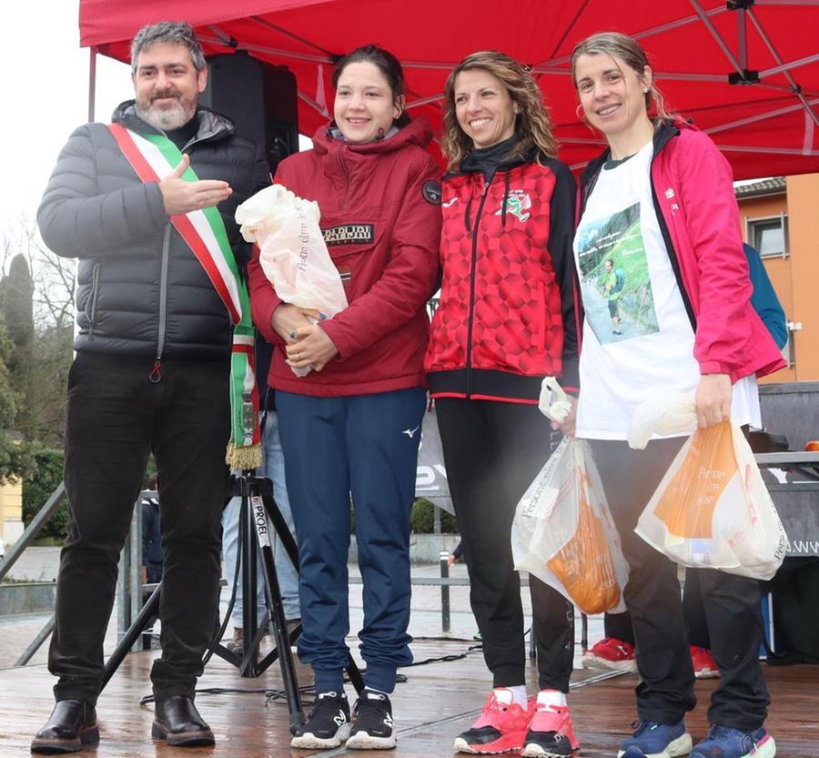 Il sindaco Nico Giberti alla premiazione della gara femminile 