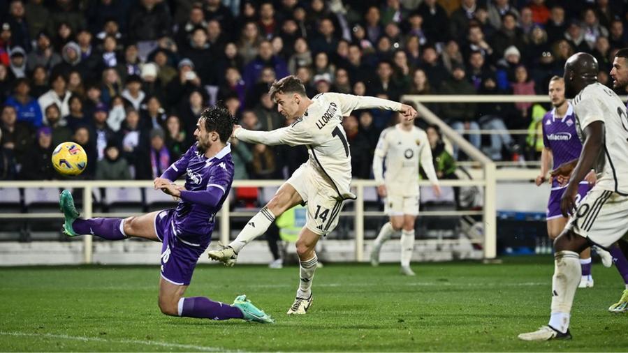 Fiorentina beffata in extremis, la Roma la riprende con Llorente