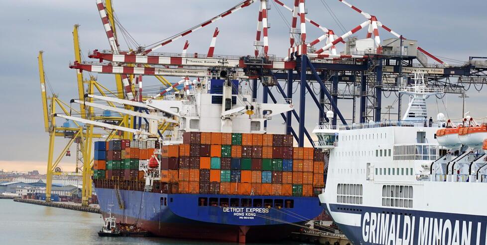 Una nave container in banchina nel porto industriale di Livorno (foto Silvi)