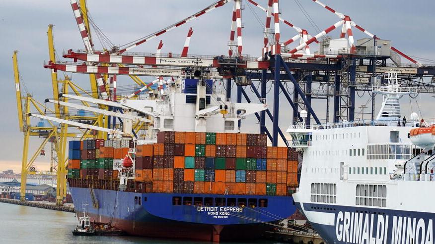 Una nave container in banchina nel porto industriale di Livorno (foto Silvi)