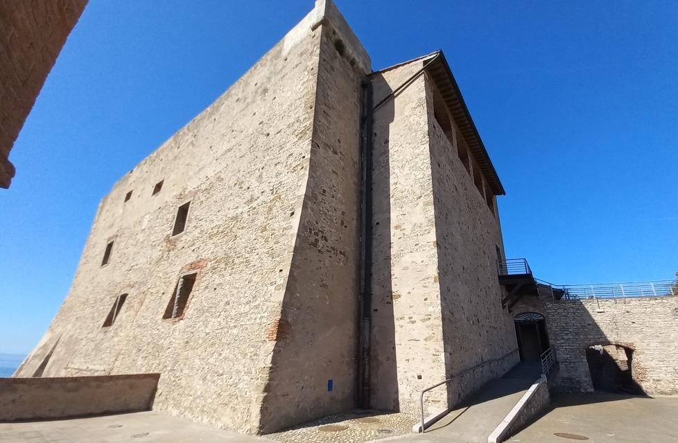 La rampa d’ingresso al Castello che deve essere messa in sicurezza e il ballatoio del piano superiore che deve essere rimosso (foto Paolo Barlettani)