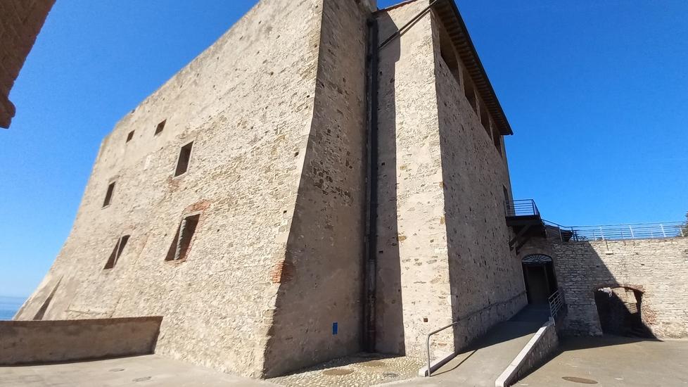 La rampa d’ingresso al Castello che deve essere messa in sicurezza e il ballatoio del piano superiore che deve essere rimosso (foto Paolo Barlettani)
