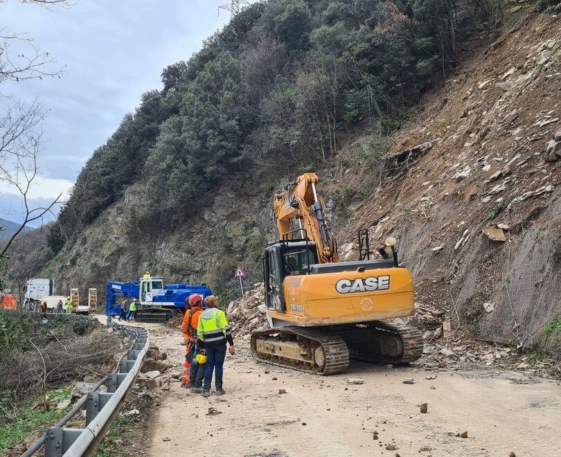 I lavori in corso sulla frana che ha investito la 325 a Il Camino
