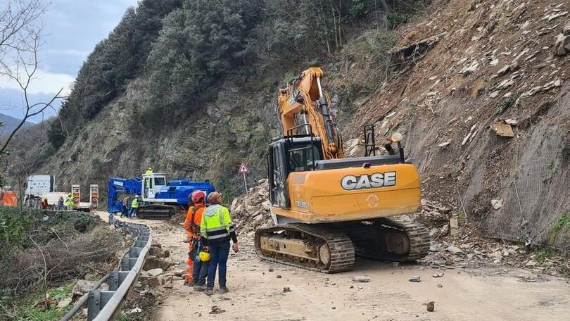 I lavori in corso sulla frana che ha investito la 325 a Il Camino