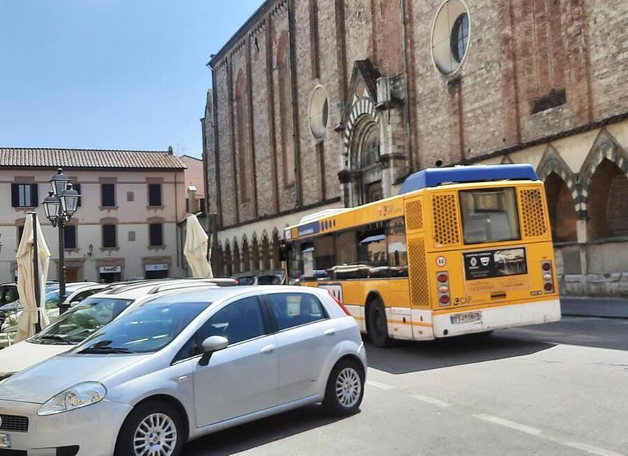 Uno scorcio di piazza San Domenico tra auto e pullman