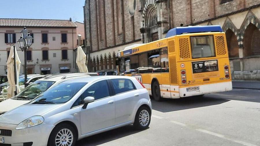 Uno scorcio di piazza San Domenico tra auto e pullman