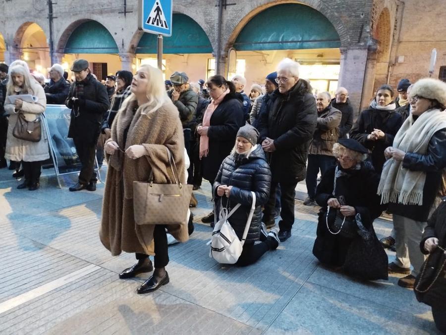 Carpi, oltre 20mila firme contro la mostra: «Via i quadri blasfemi dalla chiesa»