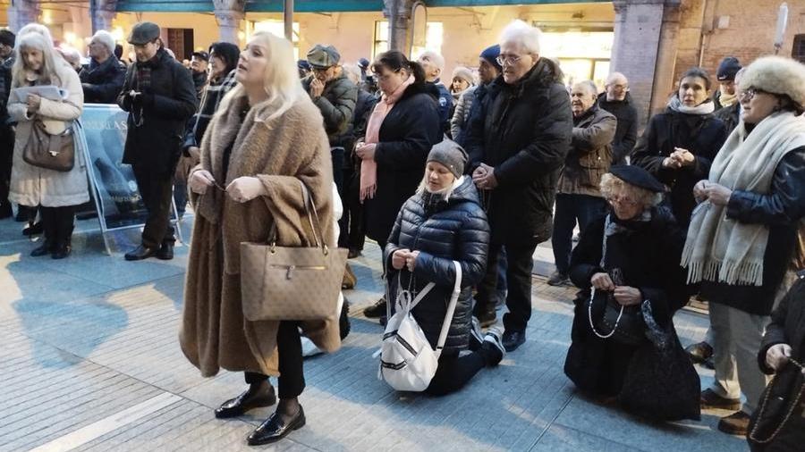 Carpi, oltre 20mila firme contro la mostra: «Via i quadri blasfemi dalla chiesa»