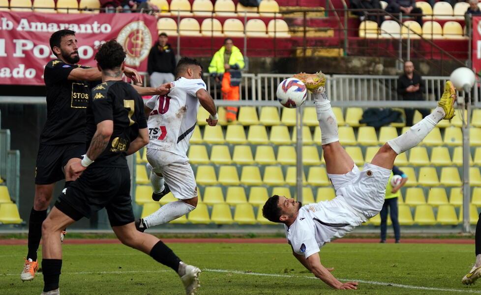 La rovesciata di Curcio finita sul palo (foto Silvi)