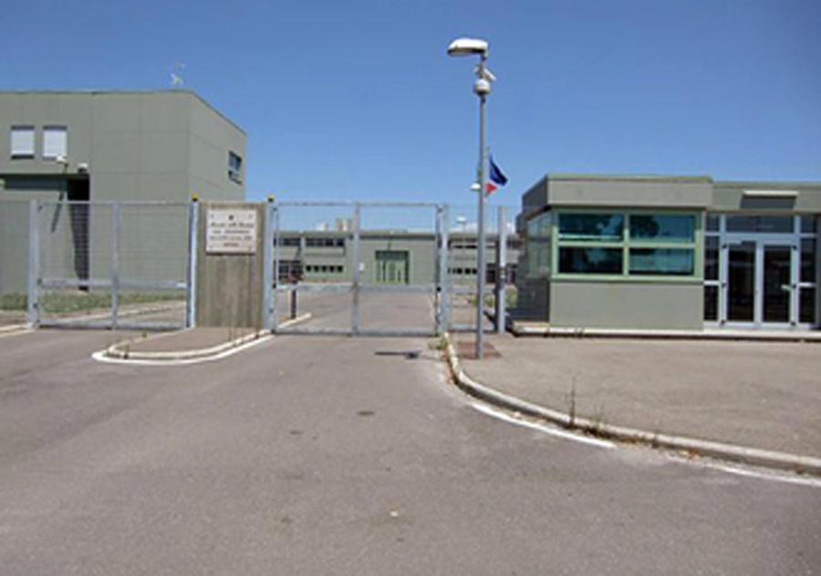 
	Una veduta esterna del carcere di Oristano

