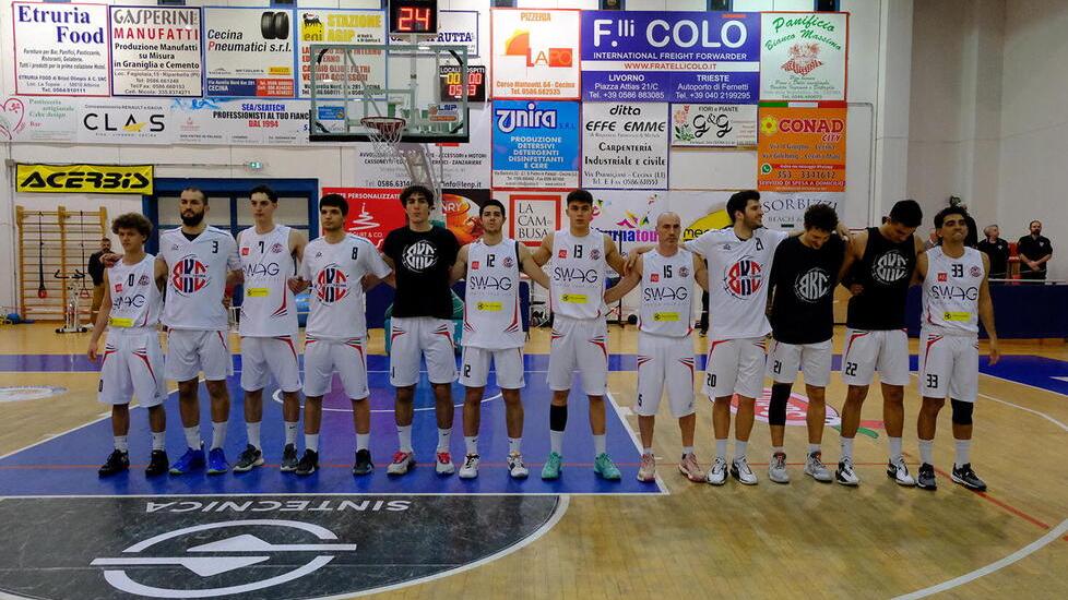 I giocatori del Basket Cecina nell’ultima gara giocata al PalaPoggetti (foto Michele Falorni /Silvi)