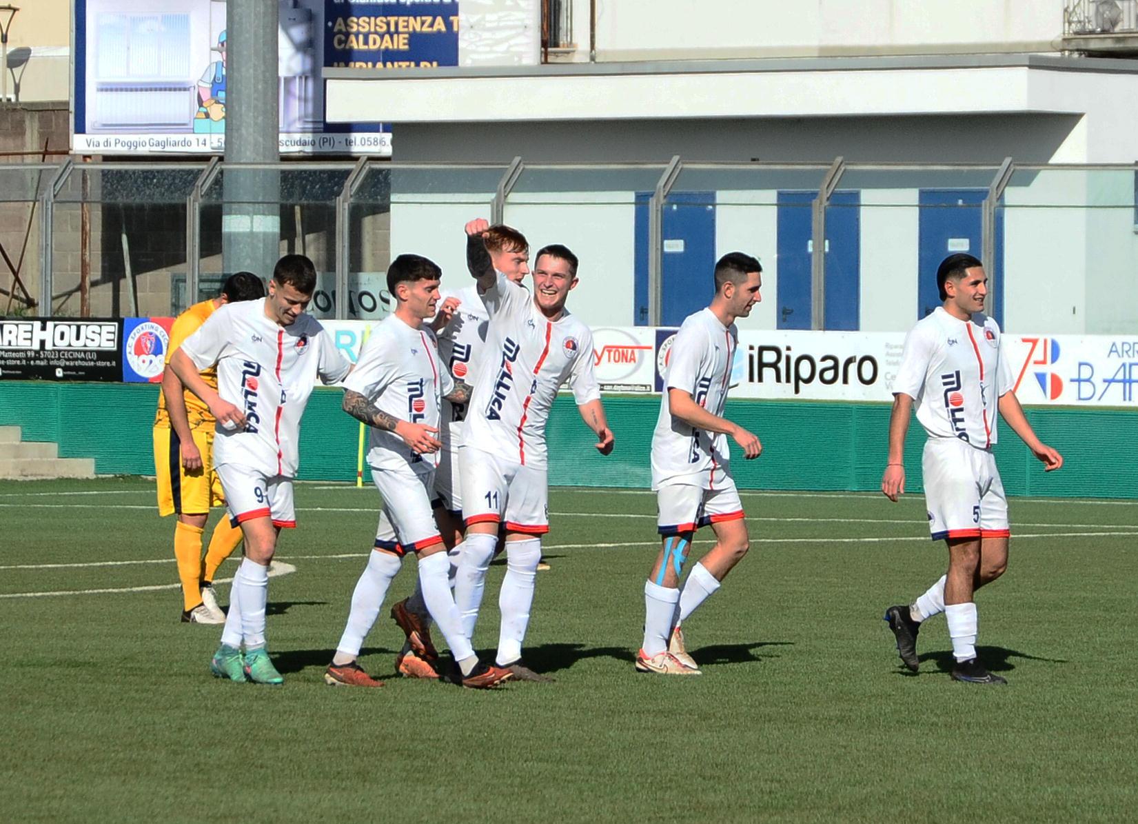 Un’esultanza del Cecina dopo una rete segnata nell’ultima gara giocata al Rossetti (foto Michele Falorni/Silvi)