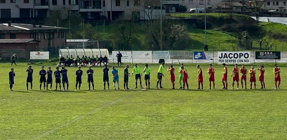 Le squadre schierate prima del fischio d’inizio allo stadio Bagnoli di S. Romano
