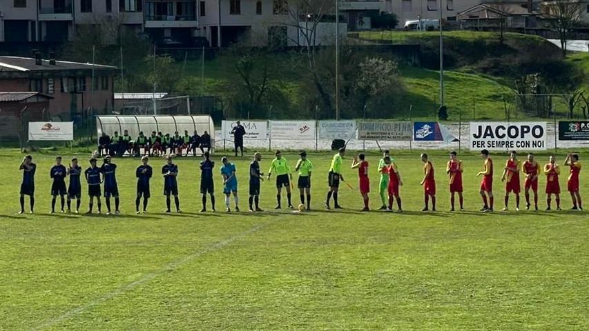 Le squadre schierate prima del fischio d’inizio allo stadio Bagnoli di S. Romano
