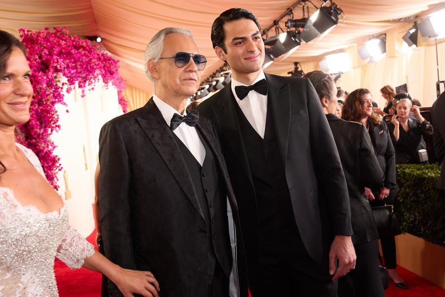Oscar 2024, Andrea Bocelli e il figlio Matteo (a sorpresa) cantano la nuova versione di “Con te partirò”: «È l’inno nazionale della mia famiglia» – Video