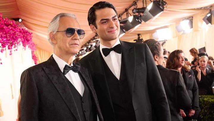 Oscar 2024, Andrea Bocelli e il figlio Matteo (a sorpresa) cantano la nuova versione di “Con te partirò”: «È l’inno nazionale della mia famiglia» – Video