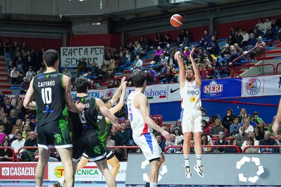 
	Un tiro da tre di Sgobba (foto Nucci/ Innocenti)

