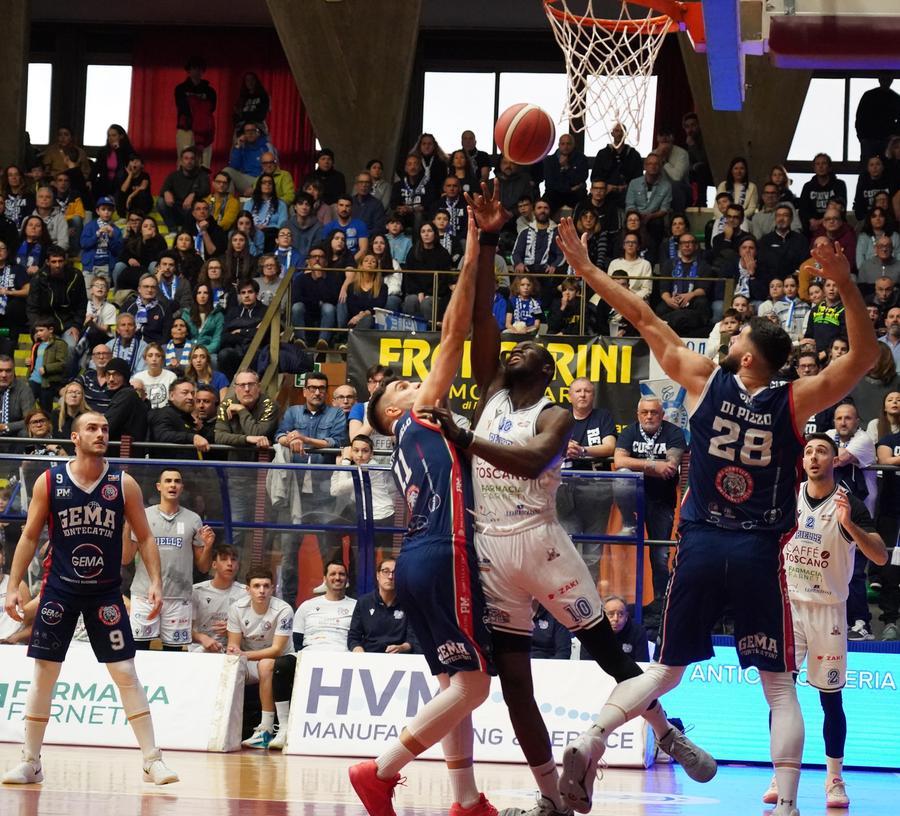
	Mischia sotto canestro nella gara di ieri a Livorno (Pentafoto)

