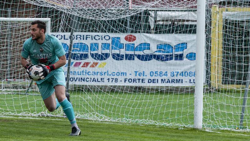 Il portiere Lagomarsini, autore di alcune parate fondamentali per mantenere inviolata la porta del Seravezza