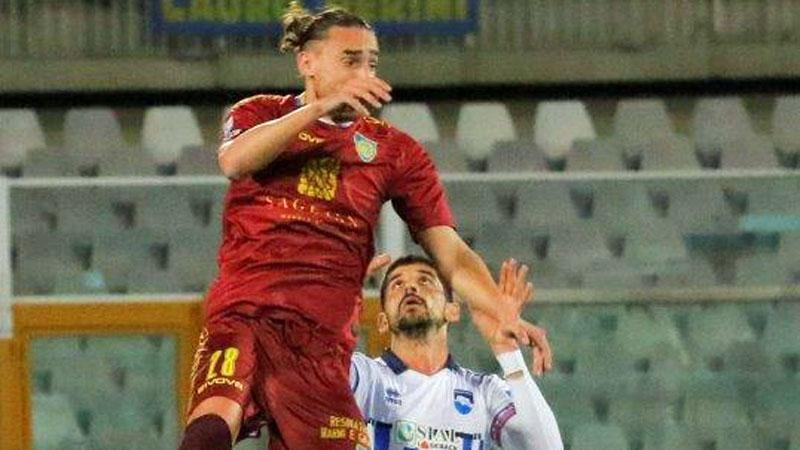 Capello in contrasto aereo con un avversario